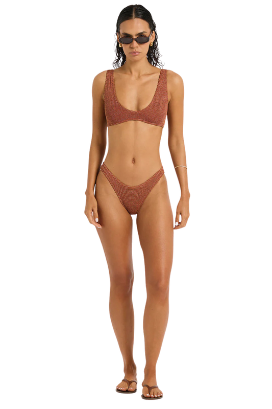 BIKINI SCENE/SCOUT GINGER